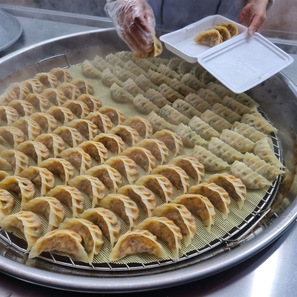 직접 빚은 만두를 찌고 포장하는 모습